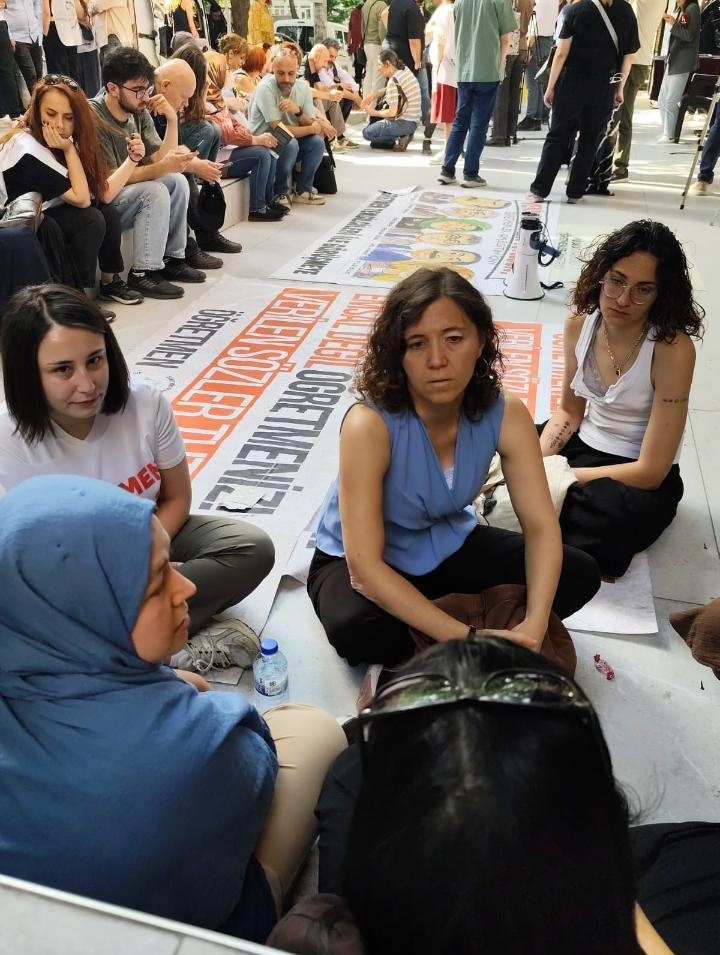 MulakatPlatform's tweet photo. Açlık grevimizin 3. gününde eylem alanımızı CHP, DEM Parti, Milli Yol Partisi, EHP, SEP gibi çeşitli parti temsilcileri ziyaret etti. Ayrıca Kamu İş ve Sağlık ve Sosyal Hizmet Emekçileri Sendikası da ziyarette bulundu.

@ogretmensendika

@herkesicinCHP
@DEMGenelMerkezi
@milliyolgm
@EHPgenelmerkezi
@SEPmedya
@kamuiskonf
@Suat_Ozcagdas @yalimhalici
@ismetguneshan17 @TulayHatim
@milliyolpa74776
@oykuilgiin
@Gunes_Gumus_SEP
@OrhanYILDIRIM__
#ÖğretmenlerAçlıkGrevinde