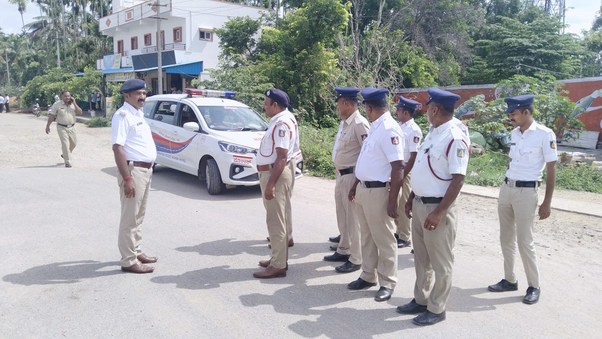 nmltrafficbng's tweet photo. ಈ ದಿನ GS ಪಾಟೀಲ್ ರೋಣ ವಿಧಾನಸಭಾ ಶಾಸಕರಿಗೆ ಸಚಿವ ಸ್ಥಾನ ನೀಡಬೇಕೆಂದು GS ಪಾಟೀಲ್ ಕಾರ್ಯಕರ್ತರು ತುಮಕೂರು ಸಿದ್ದಗಂಗಾ ಮಠ ದಿಂದ ಬೆಂಗಳೂರು ಫ್ರೀಡಂ ಪಾರ್ಕ್ ವರೆಗೆ ಪಾದಯಾತ್ರೆ ಹೊರಟಿದ್ದು ನೆಲಮಂಗಲ ಸಂಚಾರ ಠಾಣಾ ವ್ಯಾಪ್ತಿಯಲ್ಲಿ  ಪಾದಯಾತ್ರಿಗಳಿಗೆ  ಯಾವುದೇ ತೊಂದರೆ ಆಗದಂತೆ ಸೂಕ್ತ ಬಂದೋಬಸ್ತ್ ಮಾಡಲಾಯಿತು https://t.co/ChCu1mviGO