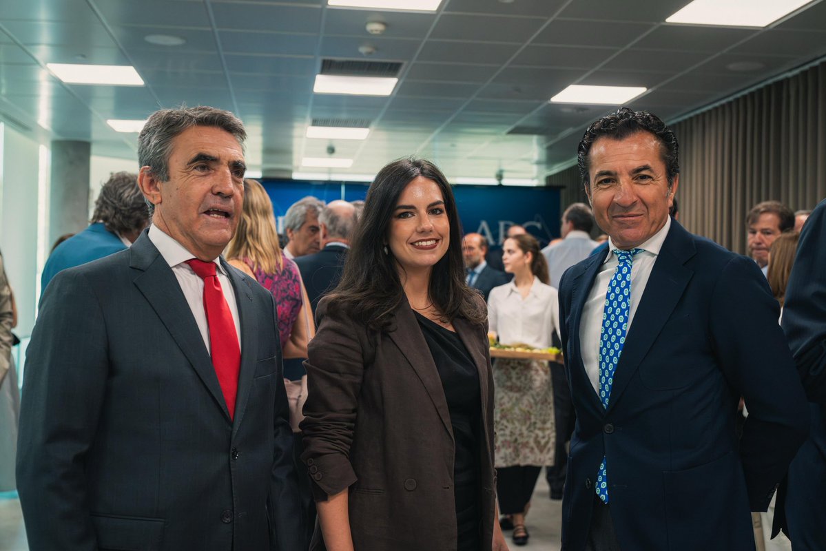 Pepa_Millan's tweet photo. @abc_es ha entregado hoy el XVII Premio Taurino a los hermanos Lozano, un merecido reconocimiento a los representantes de una histórica saga que ha engrandecido la tauromaquia; desde la empresa y como toreros, ganaderos y apoderados. https://t.co/ojIyKfYnbY