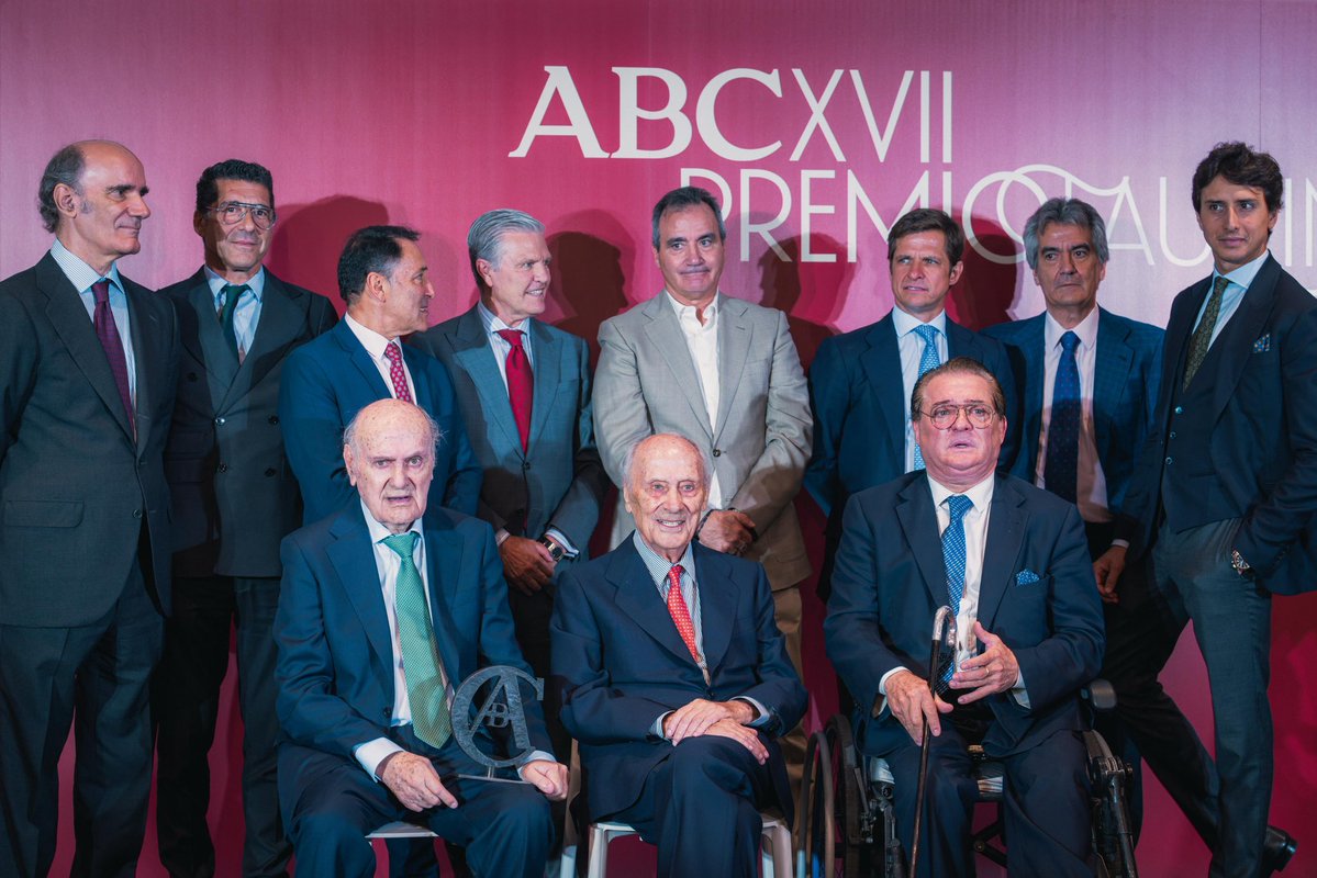 Pepa_Millan's tweet photo. @abc_es ha entregado hoy el XVII Premio Taurino a los hermanos Lozano, un merecido reconocimiento a los representantes de una histórica saga que ha engrandecido la tauromaquia; desde la empresa y como toreros, ganaderos y apoderados. https://t.co/ojIyKfYnbY