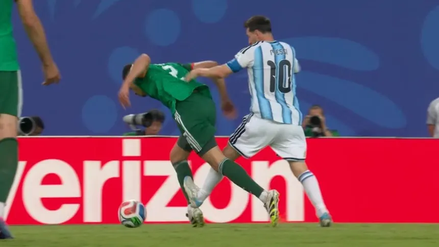 AlbertFCB's tweet photo. Madridistas reaccionando a una entrada por detrás:

   🤬A Messi siempre            😍Ha sido sin
          le benefician🤬                  querer, SIGAN😍 https://t.co/ZVRankbWqS