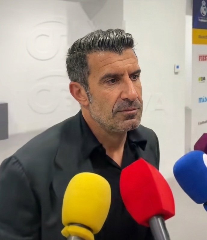 CfcDan_01's tweet photo. 🚨Luis Figo on Ronaldo’s first half vs DR Congo:

If Portugal genuinely wants to win the World Cup, Ronaldo has to be on the bench. I’m being sincere.  

He had zero goal involvement in the first half — he’s the problem right now. He can't dribble , can't pass and don't tackle. What is he good at?

At the moment he adds nothing to the team, he’s only a worry for them. He should retire after this World Cup.