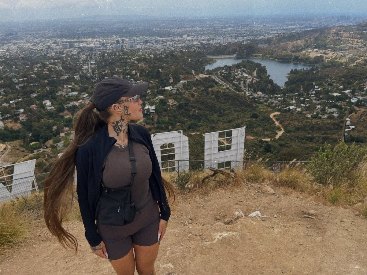 duytinya's tweet photo. Quite a silly hike but a beautiful view. I had no idea there were lakes in Los Angeles! Miss Hollywood, take me back ⭐️ https://t.co/6lf2jT1R7c