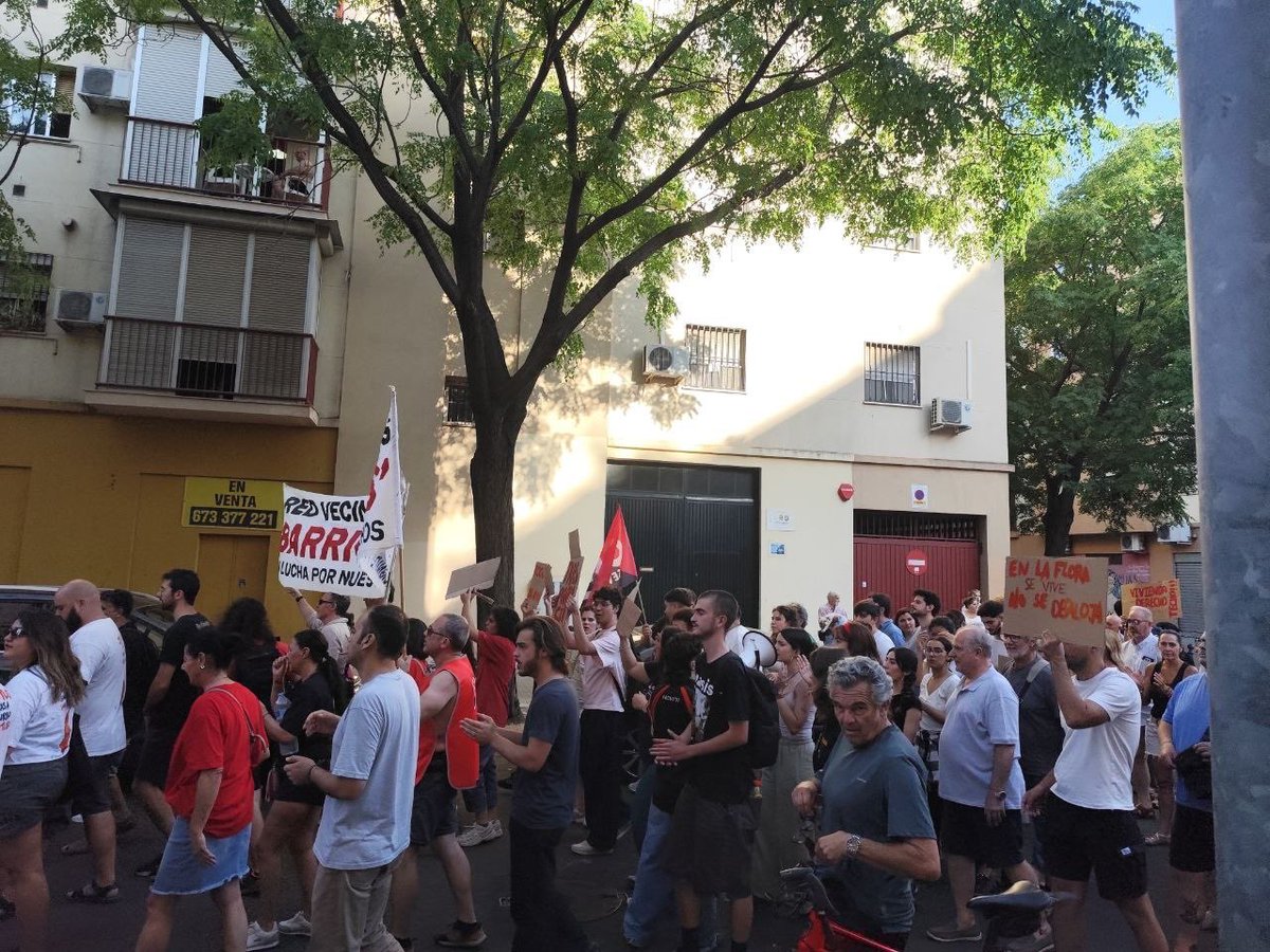 laUJCEAnd's tweet photo. Esto no es un caso aislado. Es un ejemplo más de cómo se ataca lo público, se precariza a la clase trabajadora y se empuja fuera a quienes sostienen los espacios colectivos. Por eso estuvimos en la manifestación apoyando a las compañeras de la Flora Tristán. ✊ https://t.co/Osx13Gh8Q9