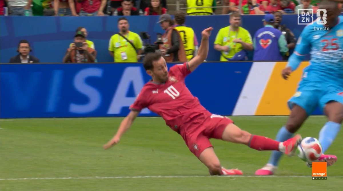 FaktaSepakbola's tweet photo. Bernardo Silva sempat mendapat kartu kuning usai insidennya dengan Kayembe.🟨🇵🇹

Meski terlihat cukup keras, kontak tersebut dinilai tidak memenuhi kriteria kartu merah karena Bernardo lebih dulu menyentuh bola dan tidak menggunakan tenaga berlebihan dalam tekel tersebut.

📝@ArchivoVAR 

#FIFAWorldCup