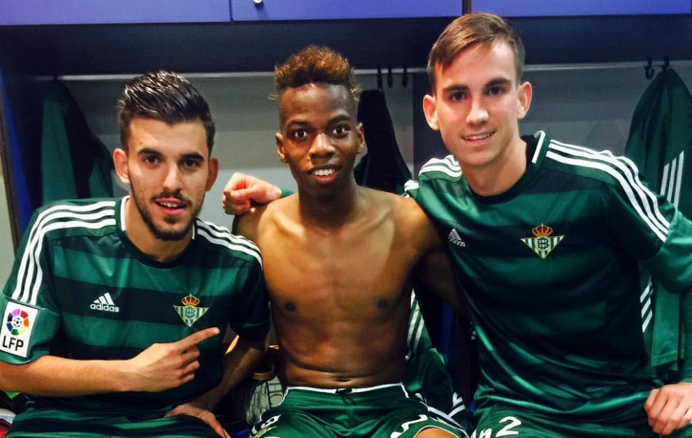 beticismo_17's tweet photo. @loquedimon____ @RealBetis El tema de Fabián como va amigo?

En algunos lados leo que le resta un año de contrato y aún no ha renovado, en otros que ya ha renovado hasta 2029, y en otros que lo tiene casi hecho a falta de firma.

Ojalá que no renueve y se una. https://t.co/SVBSkub8PT