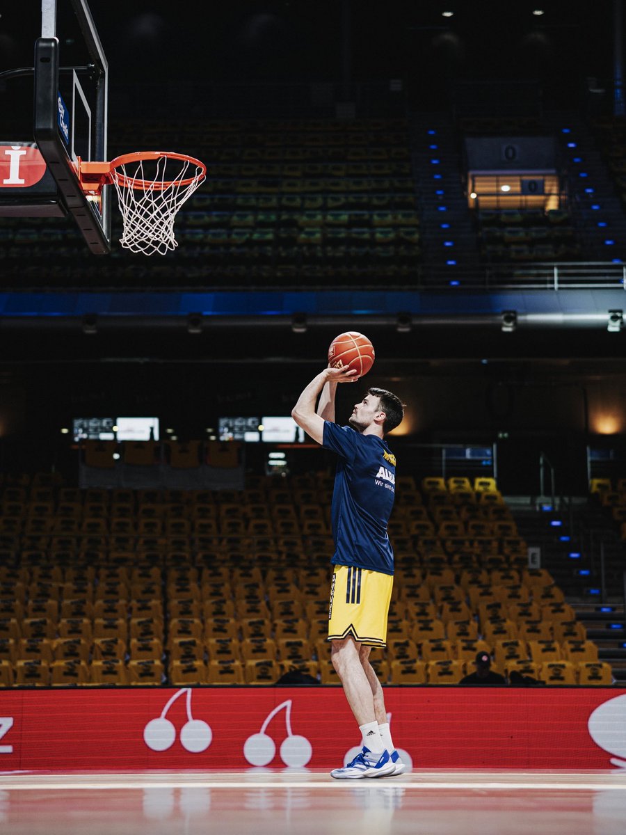 albaberlin's tweet photo. TEMPERATURE IS RISING! 🌡️🔥

Das dritte @easyCreditBBL-Finalduell gegen den @FCBBasketball steht an – heute bei uns in der Max-Schmeling-Halle. Rein da! 😤

📺 Jetzt live bei @dynsport über https://t.co/gukHQCrFPc

📸 BBL https://t.co/simFJvxCr6