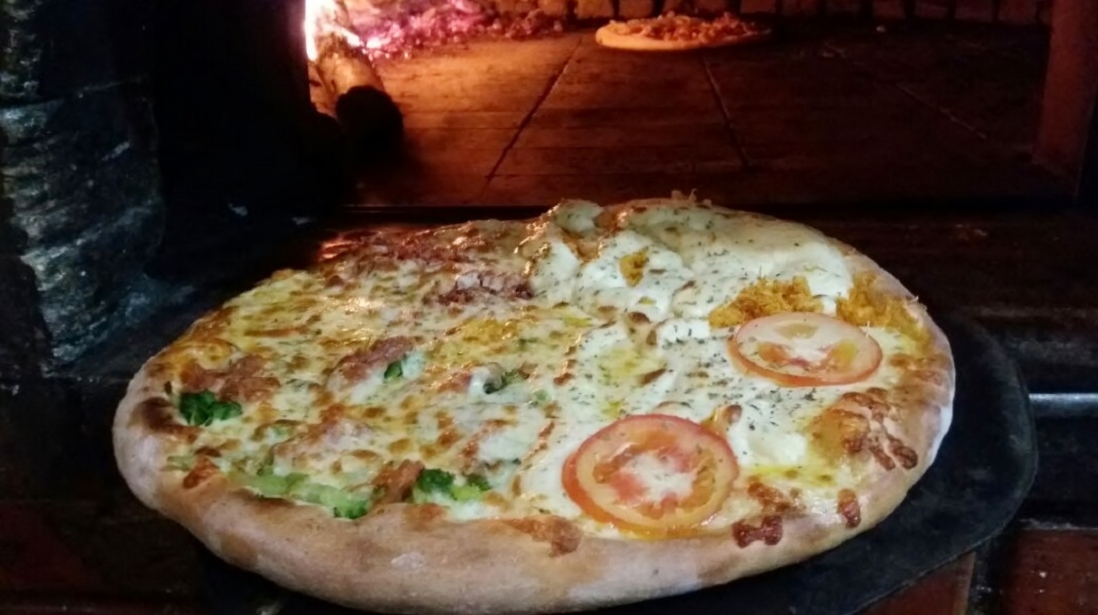 SanGenaro's tweet photo. Ingredientes selecionados, sabor caseiro e preparo com todo amor. Tudo deliciosamente espetacular pra você! 4790-6006 ou Whats 11-99841-9081. 😋Forno à lenha. Mais de 100 tipos de pizzas c/ ou s/ borda de catupiry, cheddar ou chocolate, lanches e beirutes.  #DoJeitoqueVoceGosta https://t.co/z2hVbq7dWv
