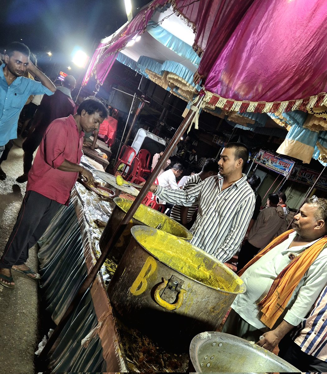 GauravPrerak's tweet photo. आज बड़े मंगल के पावन अवसर पर श्री हनुमानगढ़ी मंदिर के समीप माननीय मंत्री #श्री_दयाशंकर_सिंह_जी के सान्निध्य में आयोजित भव्य भंडारे में सम्मिलित होकर श्रद्धालुओं की सेवा करने का सौभाग्य प्राप्त हुआ।🙏🏻

जय श्री राम 🚩
@dayashankar4bjp https://t.co/b5Czw6Ljv4