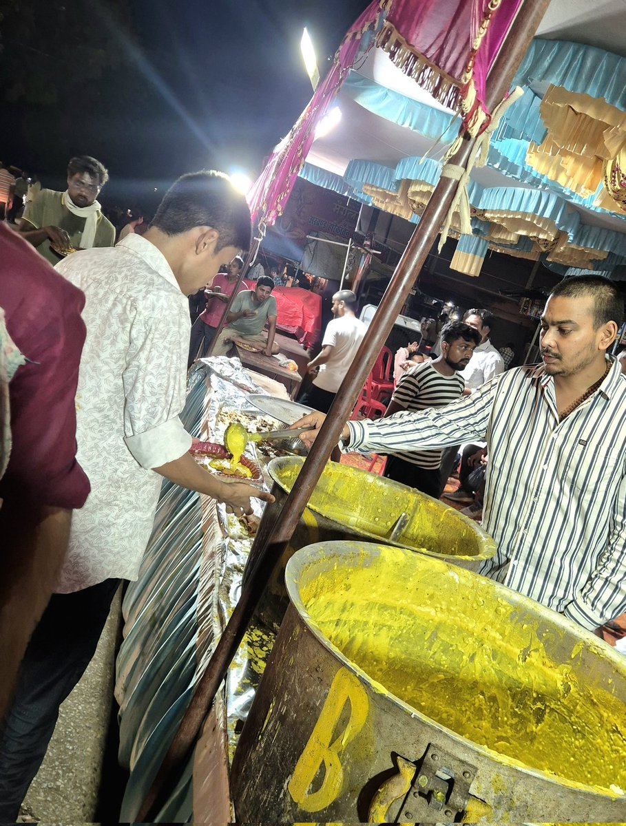 GauravPrerak's tweet photo. आज बड़े मंगल के पावन अवसर पर श्री हनुमानगढ़ी मंदिर के समीप माननीय मंत्री #श्री_दयाशंकर_सिंह_जी के सान्निध्य में आयोजित भव्य भंडारे में सम्मिलित होकर श्रद्धालुओं की सेवा करने का सौभाग्य प्राप्त हुआ।🙏🏻

जय श्री राम 🚩
@dayashankar4bjp https://t.co/b5Czw6Ljv4