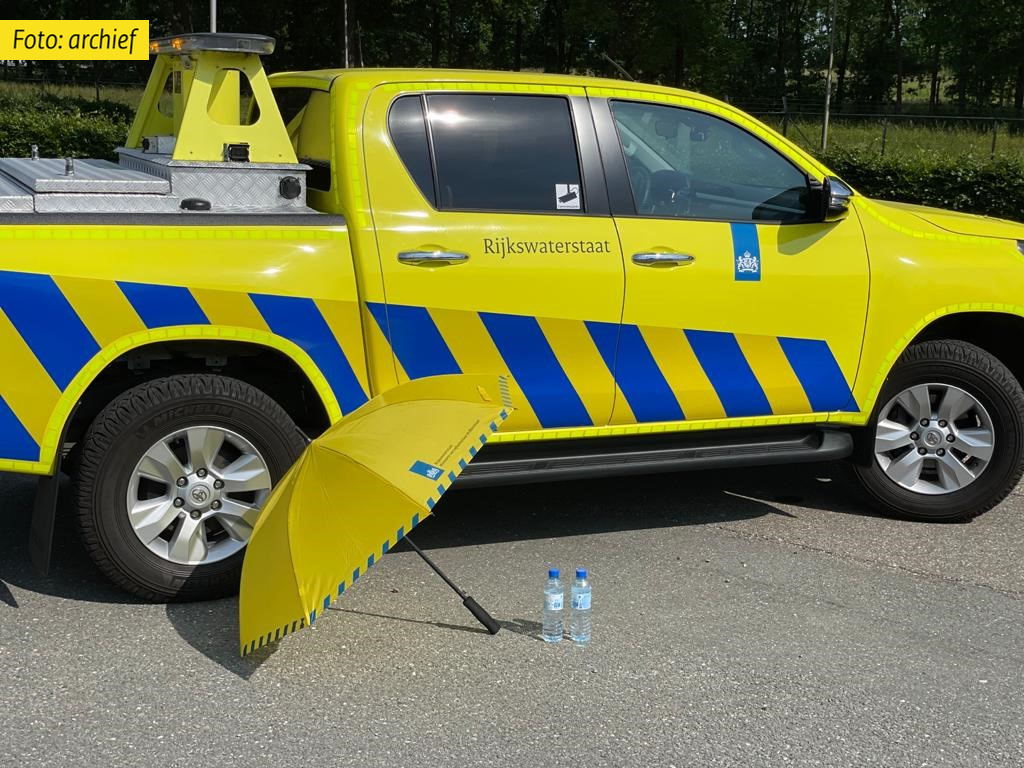 RWSverkeersinfo's tweet photo. ⚠️☀️ | Let op! Morgen wordt het extreem heet én benauwd.  @KNMI geeft code geel af en het hitteplan is dan actief. Ga je de weg op? Houd dan rekening met gevaarlijke hitte in de auto zodra je stilstaat. Neem onderweg ruim voldoende water mee en bescherm je tegen de zon. https://t.co/ugdjowFuvX