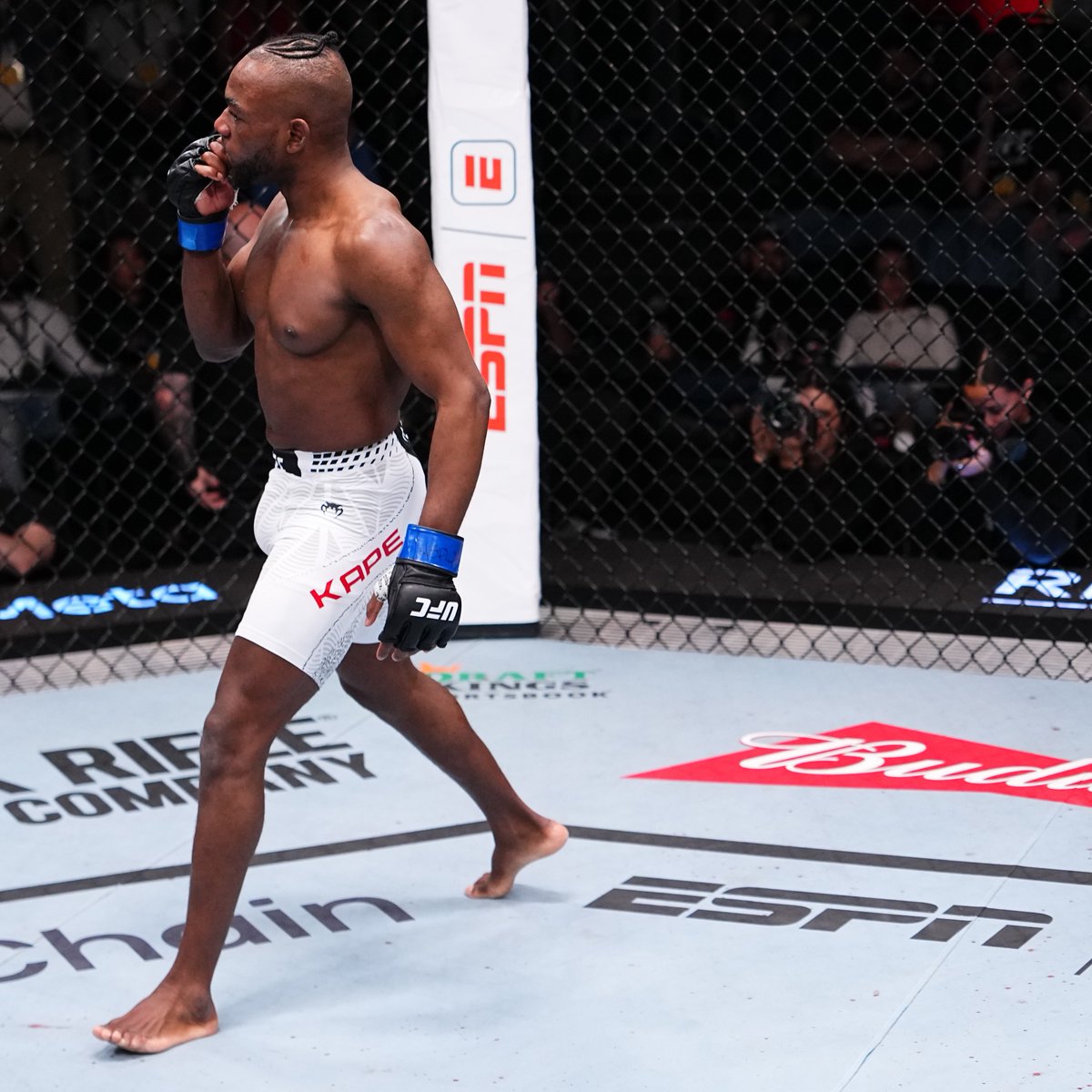 UFCEspanol's tweet photo. 🔥 Una mirada a la última victoria de Manel Kape.

El poder y la precisión que lo mantienen como uno de los más peligrosos de la división 👊

#UFCVegas119 | Sáb. 20 de Junio | En vivo por @PPlusDeportes https://t.co/jgOpRmYBRn