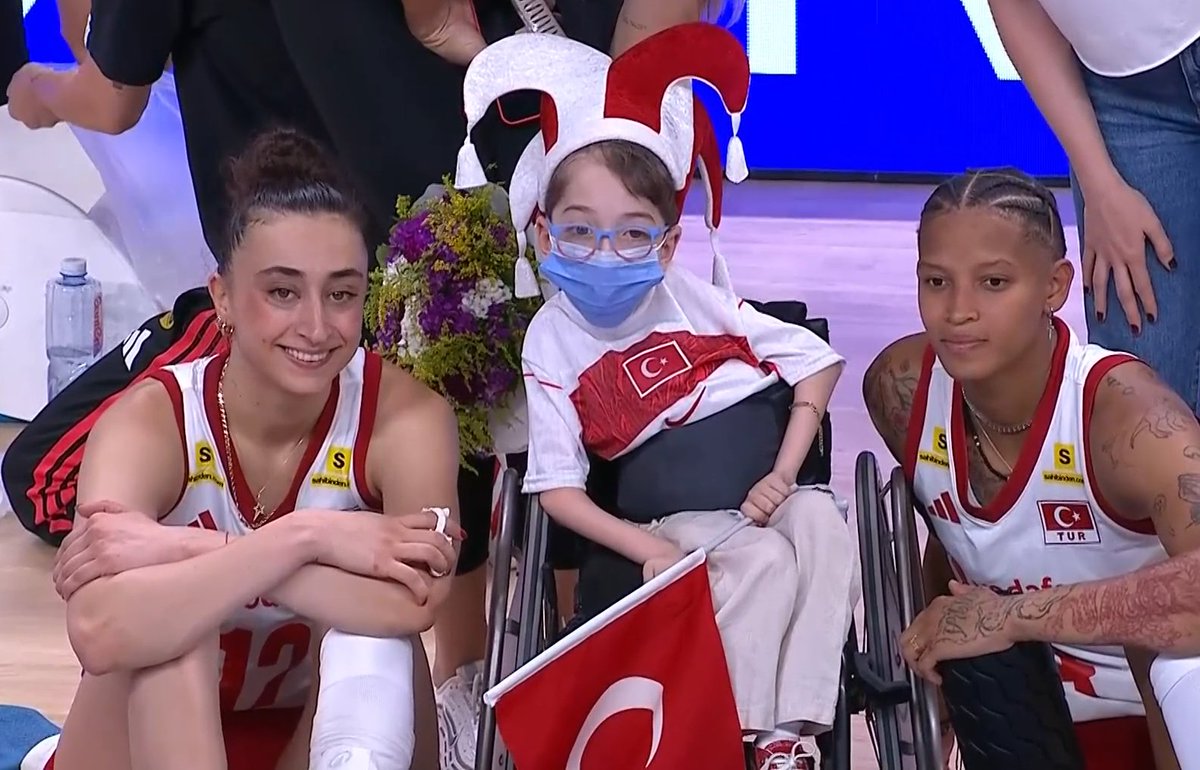 Temmzvolley's tweet photo. Elif, Melissa ve minik taraftarımız

#FileninSultanları https://t.co/nuC9ufcJHf