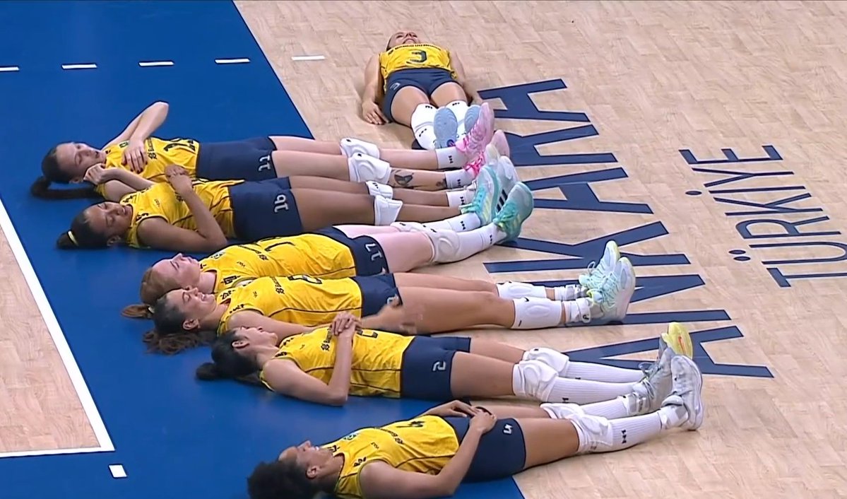 santosjvictoor's tweet photo. Elas fazendo o VNL com os corpos akakakakakak 
Bando de garota doente que ódio akakakakakakakakakakakakak https://t.co/UUKAmz1QmE