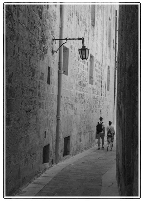 photos_dsmith's tweet photo. #Tourists #exploring the #backstreets of #Mdina @heritagemalta on the #Mediterranean #island of #Malta. #Tourists #walk through the #ancient #city dropping into the #museums, #churches &amp; #shops along the way #streetphotography #photography #blackandwhitephotography #ThePhotoHour https://t.co/YSdIZqOhEV