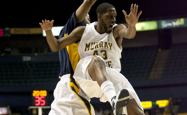 RacerDave23's tweet photo. Tony Easley's awesome karate kick during starting lineups 🏀

2009-10 season - 9⃣5⃣ blocked shots 🟰
@RacersHoops  record. 

Photo: Fred Mullane 📸

#GoRacers  🏇 https://t.co/XcltymdpQD