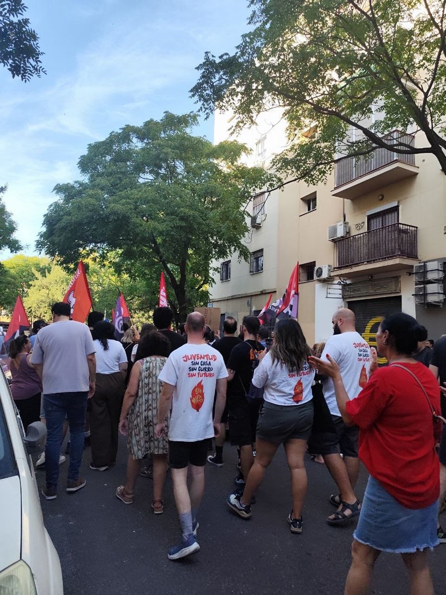 laUJCEAnd's tweet photo. La UPO pretende cerrar la residencia Flora Tristán, dejando a más de 150 estudiantes y trabajadoras en una situación precaria e injusta. Un proyecto social imprescindible para el Polígono Sur que hoy está amenazado por la dejadez institucional y la lógica del recorte. https://t.co/PQ9CDDpcQl