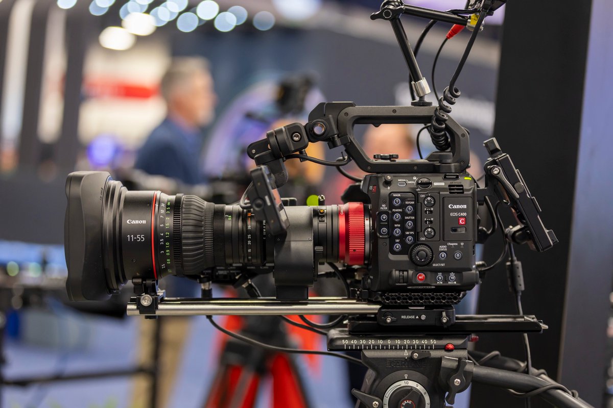 CanonUSApro's tweet photo. We're here at @InfoComm showcasing all of our amazing gear and highlighting the award winning Multi-Camera Orchestration software 📹🎬⭐ https://t.co/ROxVpTbcpQ