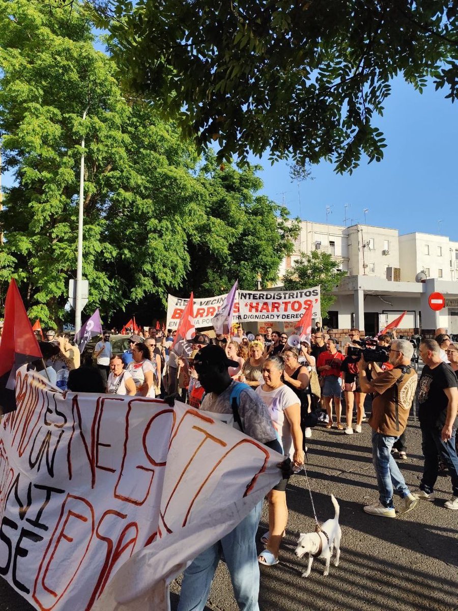 laUJCEAnd's tweet photo. La problemática no es nueva: durante años se han acumulado problemas estructurales y falta de inversión, mientras se ha mantenido un proyecto que cumple una función social clave en el barrio. Ahora se quiere resolver todo a costa de quienes viven y trabajan allí. https://t.co/zrRgRarGFH