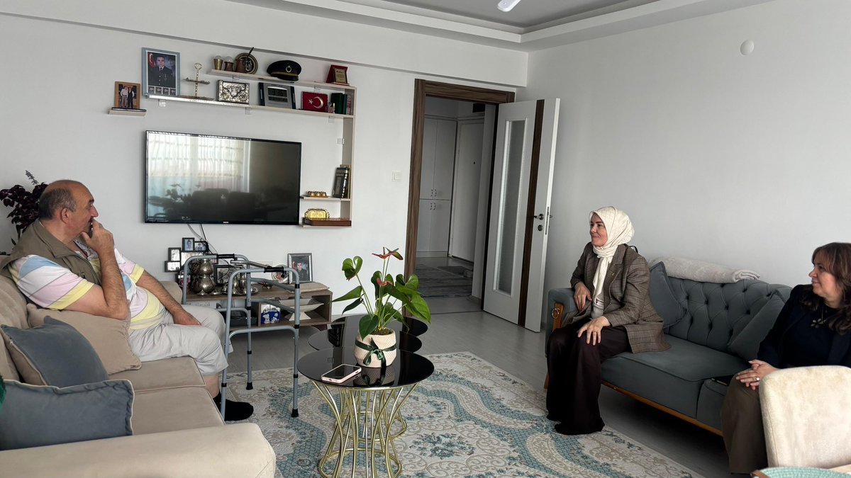 akkadinankara's tweet photo. İl Kadın Kolları Başkanımız Sn. @akgul_aysel , Babalar Günü vesilesiyle kıymetli büyüklerimizi ve şehit babalarımızı ziyaret ederek gönüllere dokundu.

Sosyal Politikalardan Sorumlu İl Kadın Kolları Başkan Yardımcımızın da eşlik ettiği ziyaretlerde; hayatın her anında ailesi için emek veren, sevgisiyle yuvalara güç ve huzur katan babalarımızla bir araya gelinerek vefa, muhabbet ve birlik duyguları paylaşıldı, hayır duaları alındı.