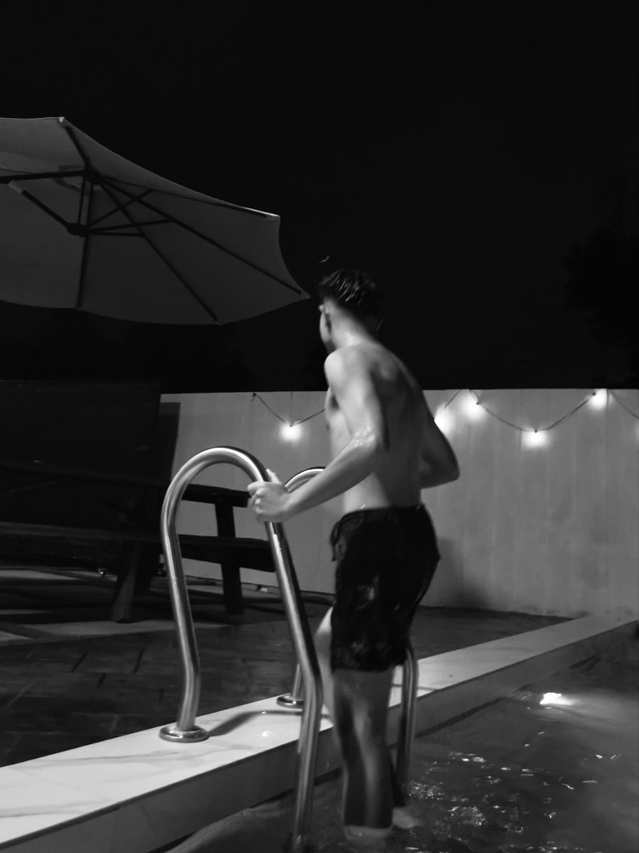 faennnj's tweet photo. late-night swim https://t.co/YthKkJ5alJ