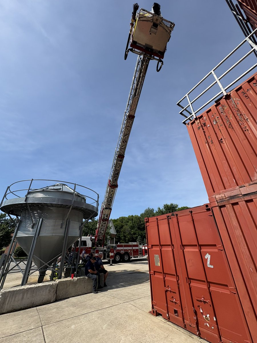 BCFD20's tweet photo. A-Shift crews spent part of the morning reviewing aerial operations, platform placement, and emergency procedures with Ladder 254 while giving some of our newer members an opportunity to become more familiar with the apparatus. https://t.co/bekkLbx0BD