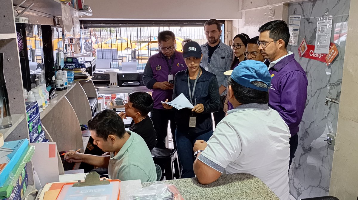 RCivil_Zona8's tweet photo. Con el objetivo de fortalecer la transparencia y verificar la correcta prestación de los servicios públicos, se ejecutó operativo de control en la Agencia Sur de @RegistroCivilec, @ANT_ECUADOR y sus exteriores; en coordinación con @PoliciaEcuador, @MinGobiernoEc y @SRIoficialEc. https://t.co/gtcWuTjLkw