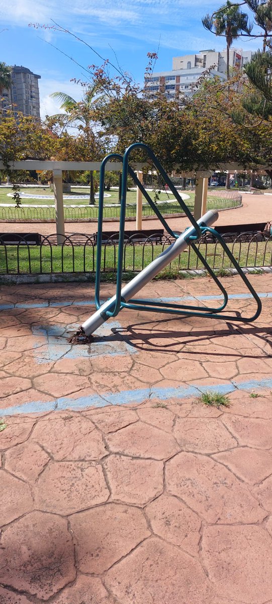 conmiguelo's tweet photo. Buenos dias. Por favor podeis venir a arreglar, Parque Hermanos Millares  ya que por mi condicion, lo utilizo como apoyo para mis ejercicio. Tambien recordar, que seguimos a oscuras en  Santiago Sanchez y Tomas Garcia Guerra, barrio de escaleritas. @aytolpgc #TuCiudadParaVivir https://t.co/wUSpNSSaOf