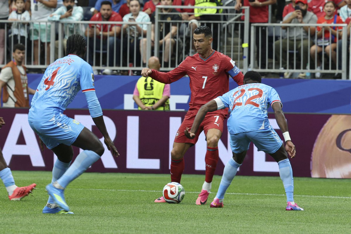 _BeFootball's tweet photo. Cristiano Ronaldo 🇵🇹 INOFFENSIF pour le moment contre la RDC 😶‍🌫️🇨🇩 :

❌ 0 dribble tenté 
❌ 0 tir tenté 
❌ 0 duel disputé 
😳 15 passes vers l’arrière sur 16 tentées https://t.co/NfLDXRGrKt