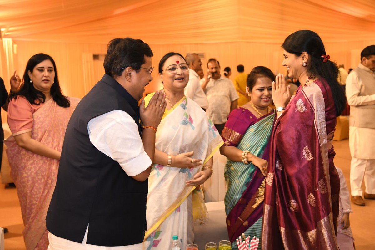 AnupriyaSPatel's tweet photo. आज नई दिल्ली में राष्ट्रीय अध्यक्ष भाजपा सह सांसद राज्यसभा माननीय श्री @NitinNabin जी के गृह-प्रवेश कार्यक्रम में सम्मिलित होकर परिवारजनों को बधाई एवं शुभकामनाएँ प्रेषित की।
ईश्वर से प्रार्थना है नया घर आपके पूरे परिवार के जीवन में सुख,शांति,समृद्धि और ख़ुशहाली लेकर आए तथा आपके जीवन का अत्यंत ख़ूबसूरत अध्याय सिद्ध हो।