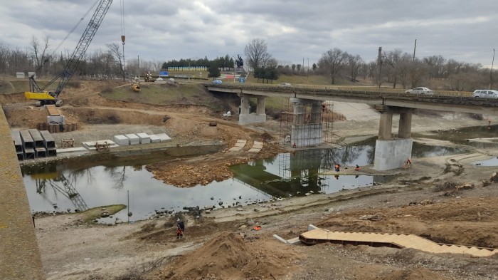 ICEZEBRASTATION's tweet photo. @UAControlMap It seems that the Russians reopened an access made by the ukrops for the revamping of the bridge https://t.co/TNRygng5PN
