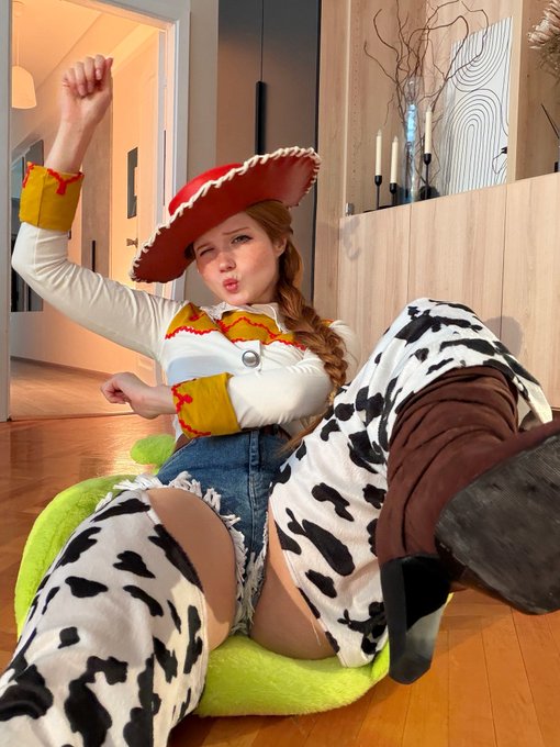 🌻Ney:3🍯 ✨ - In my cowgirl era 🤠 Jessie from Toy Story 💛🐴 https://t.co/9uE1qFEvAl