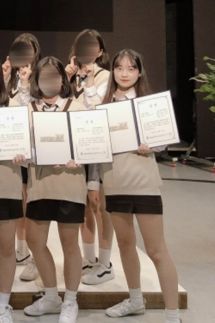 pannchoa's tweet photo. Knets find Rescene Woni's middle school photo
https://t.co/Qinq5iJOXB https://t.co/9kDPmka9UF