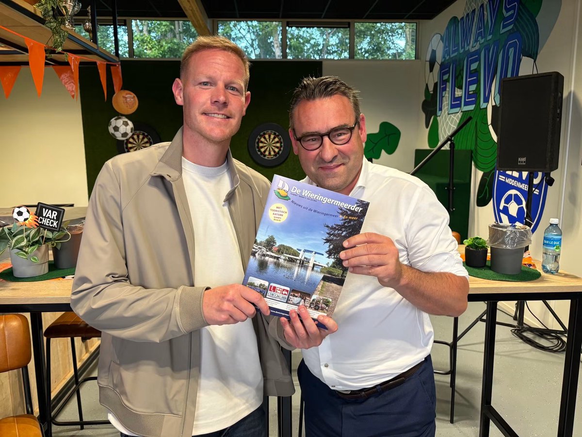 DeMosPartners's tweet photo. Onder leiding van @CoenBom samen met @tombeugelsdijk en @RicharddeMos een leuke lezing mogen geven. Een volle kantine met leuke mensen bij het jarige Middenmeer Flevo. 

Te boeken via #Showbird https://t.co/0tmRBjbinK https://t.co/vsRnPfE5SD