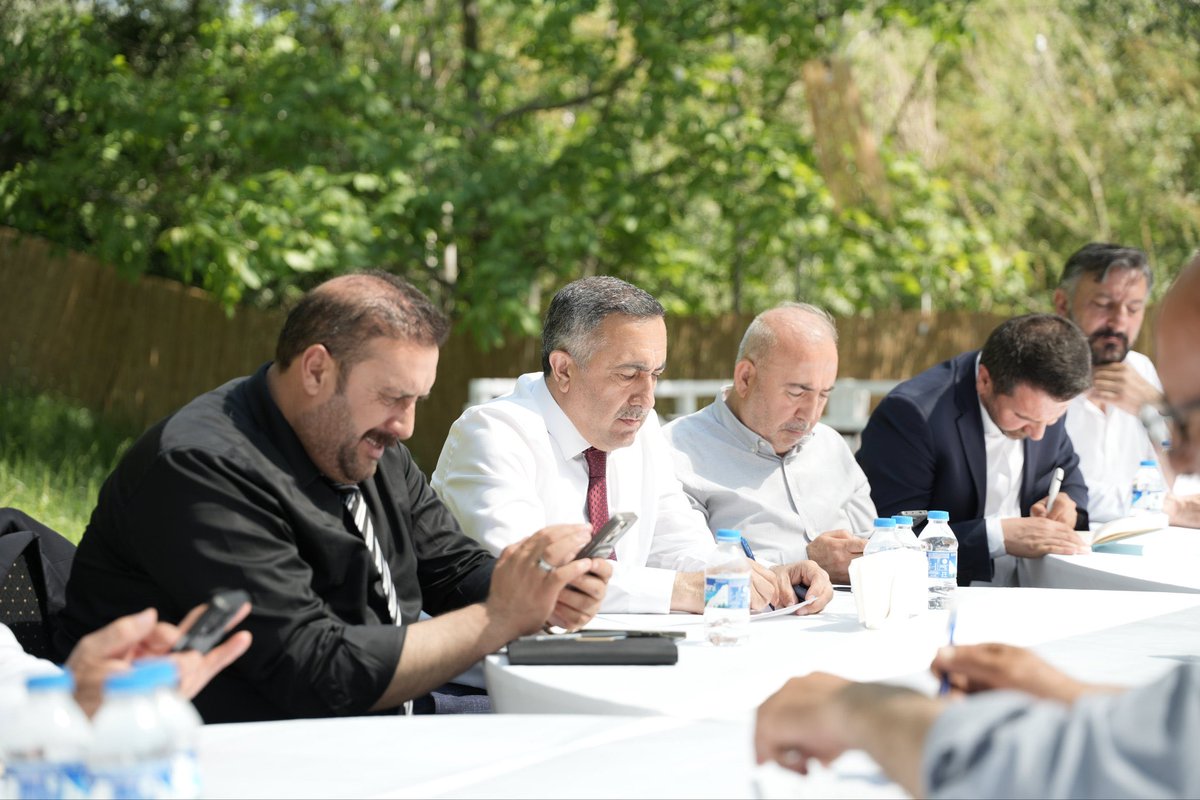 OndilKenan's tweet photo. 📍EDREMİT 

Kıymetli İl Başkanımız, İlçe Başkanlarımız ve İl Başkan YardımcılarımızI ilçemizde ağırladık. İl Başkanımızın başkanlığında gerçekleştirdiğimiz İlçe Başkanları Toplantısı ile yol haritamızı ve teşkilat çalışmalarımızı değerlendirdik.

Durmadan, yorulmadan ilk günkü aşkla çalışmaya devam ediyoruz. Katılım sağlayan tüm başkanlarımıza teşekkür ederim. Toplantımız hayırlara vesile olsun. 
@Akparti 
@abuyukgumus 
@MustafaAlkayis 
@Recep_ayd25 
@ArvasAbdulahat
