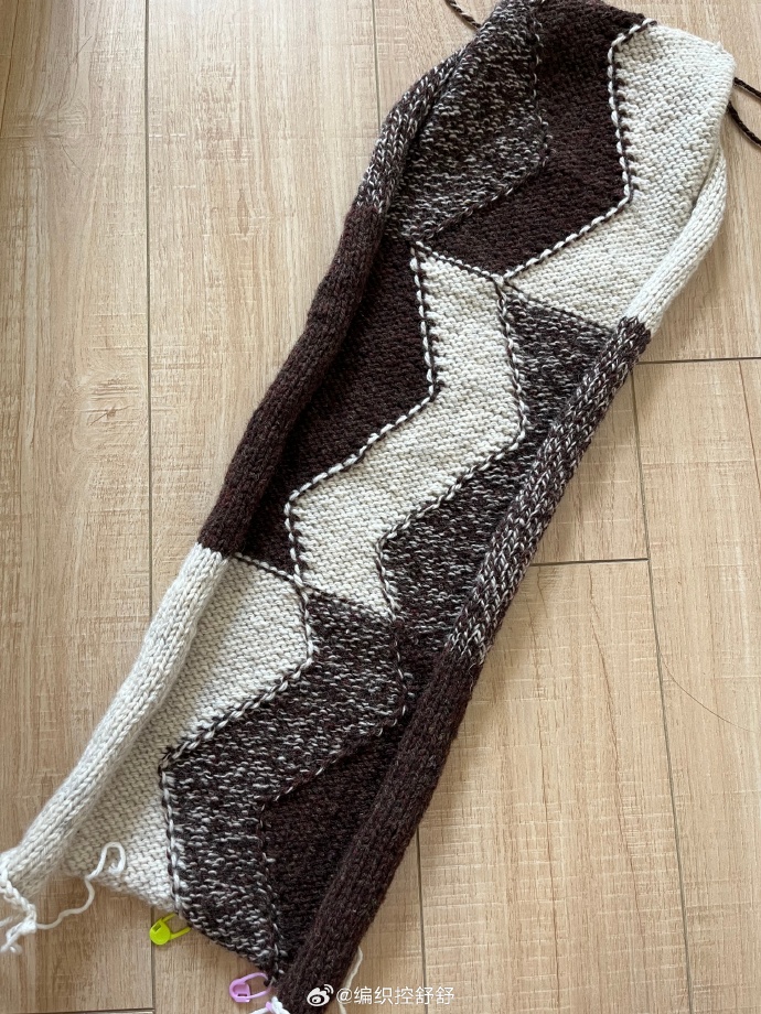 Cengiz92617362's tweet photo. Just finished this cozy handmade knitted scarf—perfect for chilly days! Made with love u0026 soft yarn, it’s my weekend craft win. #HandmadeDiY #Knitting https://t.co/nS28iNHVRx
