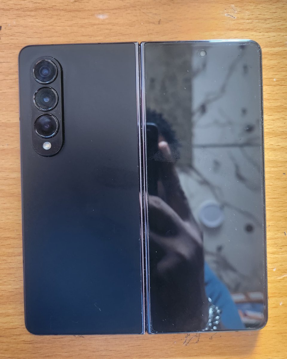 Ben_Buk's tweet photo. Discounted Used Samsung Galaxy Z 4 256GB with tiny screen dent - ₦450,000