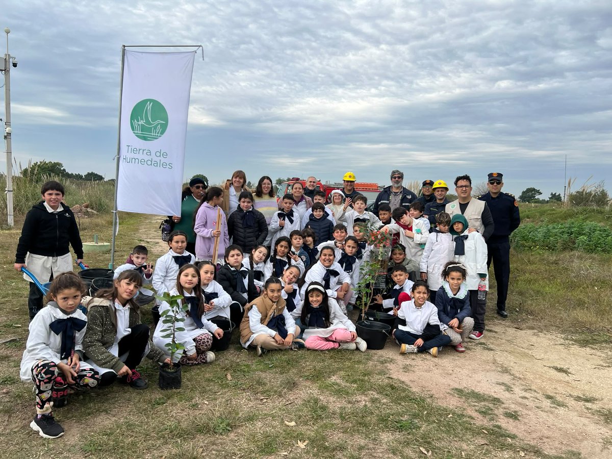 Efice_uy's tweet photo. 🌱 En el Día Mundial del Medio Ambiente participamos en una jornada de restauración ambiental en Tierra de Humedales, colaborando en la plantación de 50 árboles nativos en el área protegida Humedales del Santa Lucía. https://t.co/hXnOReUmPD