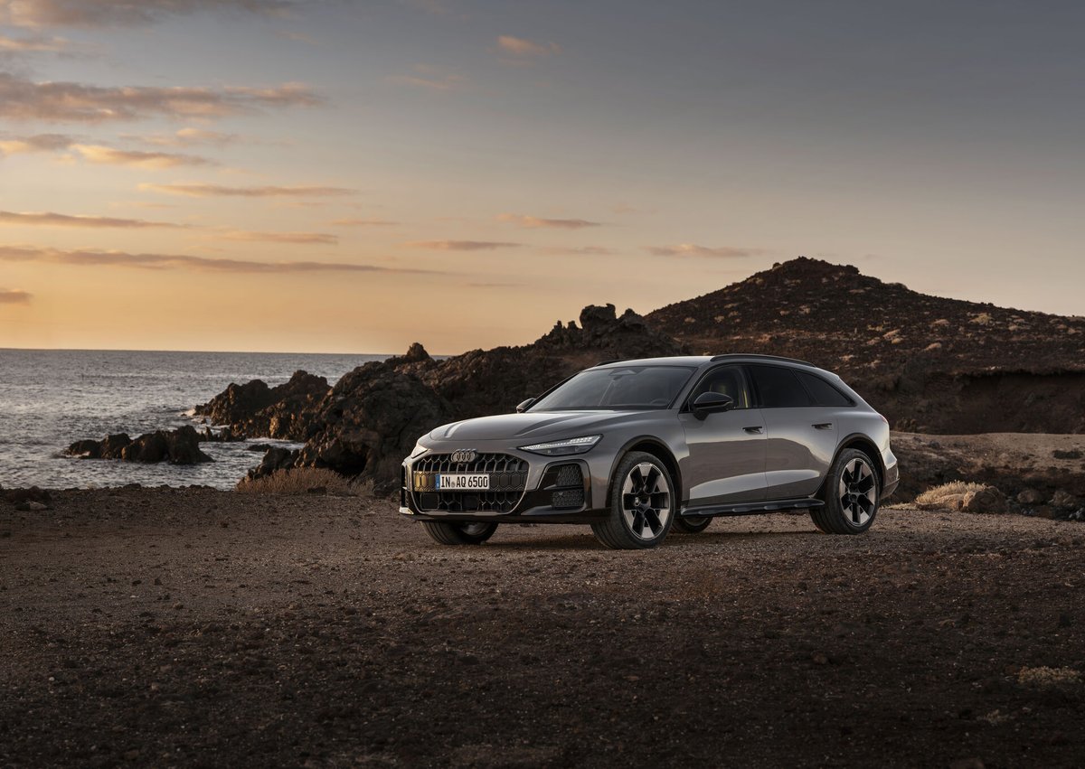 Lev_Kop's tweet photo. Audi, arazi station wagonundan vazgeçmiyor!

🔴Alman üretici, yerden ekstra 34 mm daha yüksek, daha geniş ve kaslı gövdeli, arka aks yönlendirmesine sahip, isteğe bağlı 21 inç jantlar ve 362 HP üreten elektriklendirilmiş 2.0 lt turbo benzinli ve 3.0 lt dizel motor seçeneklerine sahip yeni "A6 Allroad"u tanıttı. 

🔴Uyarlanabilir havalı süspansiyonla ve elbette Quattro sistemiyle gelen Audi A6 Allroad, iç mekanda 11,9 inçlik Audi sanal kokpit ve 14,5 inçlik dokunmatik Audi MMI panoramik ekranın yanı sıra 10,9 inçlik yolcu ekranıyla da alınabiliyor. 

🔴İlk kez şarj edilebilir yani "plug-in hibrit" versiyona kavuşan A6 Allroad, 2.0 lt turbo beslemeli benzinli motorla elektrik motorunu bir araya getiriyor ve toplamda 362 beygir güç ile 500 Nm tork sağlıyor. 0’dan 100 km/s hıza 5,5 saniyede çıkabilen versiyon, taşıdığı 20.7 kWsa kapasiteli batarya ile tamamen elektrikli olarak 95 km yol yapabiliyor. 

🔴48V hibrit destekli 3.0 lt 6 silindirli V6 TDI dizel ise, 295 beygir güç ve 580 Nm tork üretiyor. 0-100 km/s hızlanması 5,4 saniye. 

🔴Almanya’da 77 bin euro başlangıç fiyatına sahip olacak, Türkiye fiyatını düşünmeye bile gerek yok:))