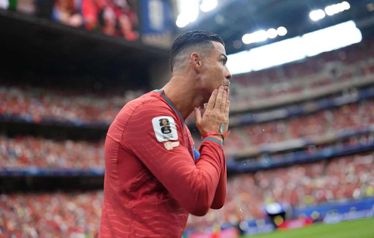 CR7xWorld's tweet photo. 🚨🗣️ روني: 

غالبًا ما يتمركز كريستيانو في موقف تسلل، لكن ذلك لا يعني أنه كسول، بل على العكس، إنه يتصرف بذكاء كبير.

هذا يجبر منتخب الكونغو على مراقبته باستمرار والبحث عن مكانه.

وأثناء انشغالهم به، يخلق تلقائيًا مساحات لزملائه.

لذلك، راقبوا تمركزه فقط، إنه ذكي للغاية. https://t.co/4PwfMWrL2k