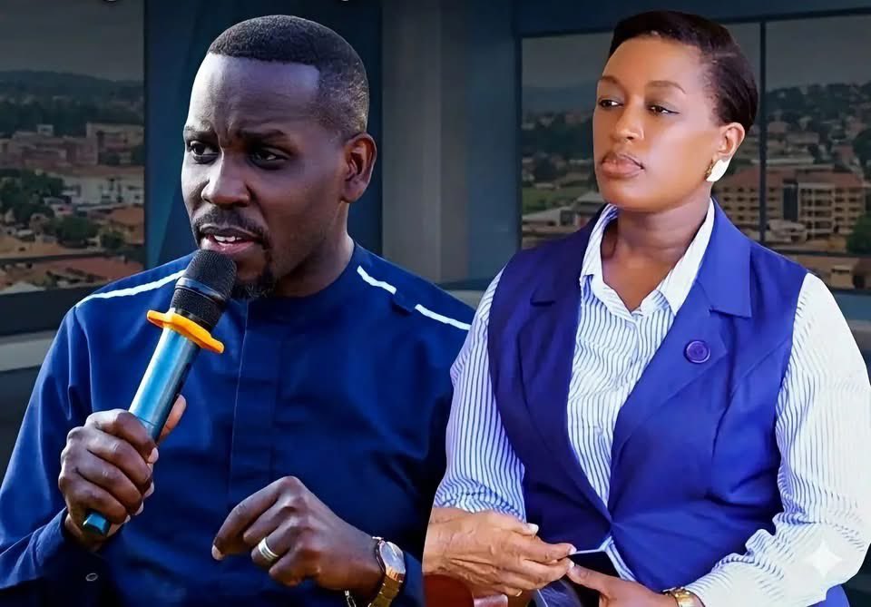 lulanzeashirafu's tweet photo. Essaawa 6 mu salon 
Ebidomola bya dye 4 munviri 
Abasirikare ba Gavumenti 25
Convoy ya motoka 8
Otambudde km 100 nogenda e Masaka 
notuka kulumbe nowayo amabugo ga mitwalo kumi, 100,000.

Ono Nameere asabula😂😂😂🙌 https://t.co/sPavJNHvfM