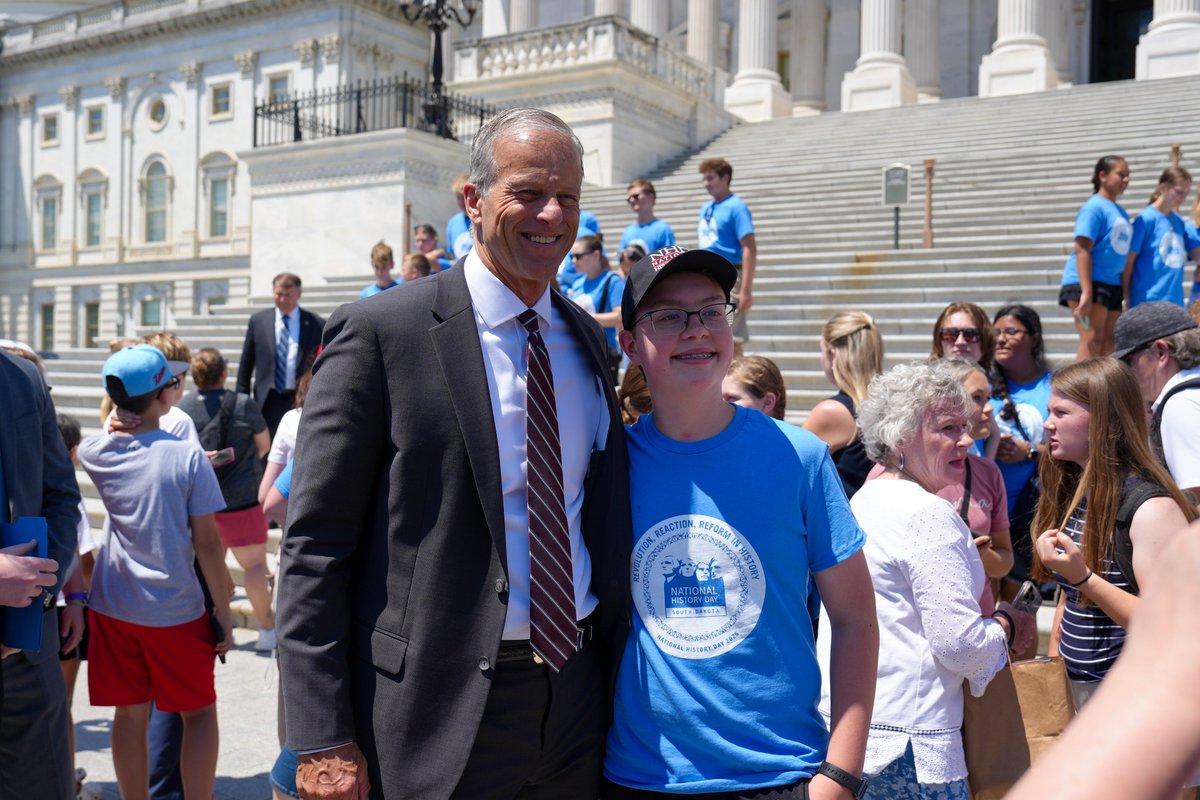 LeaderJohnThune's tweet photo. Great to meet with students from across South Dakota who are participating in the National History Day competition. https://t.co/PN2Xgpazfk