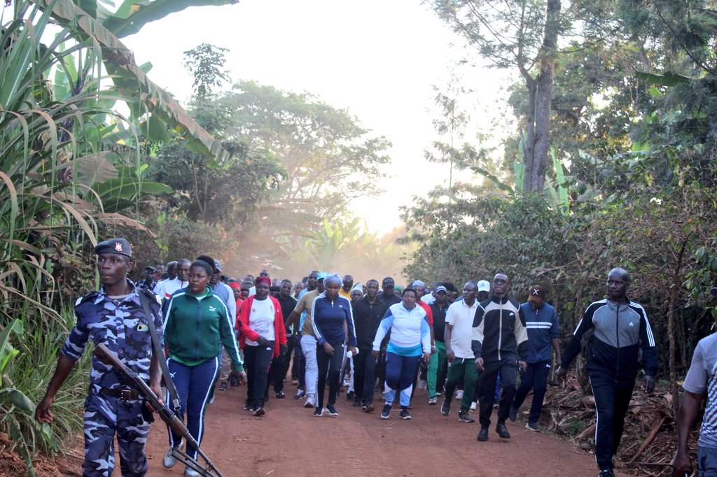 UbumweHebdo's tweet photo. #Buhumuza: Ku mugoroba wo kuri uyu wa 17 Ruheshi 2026,Umutambukanyi w'Umukuru w'igihugu @Burundi1stLady yifatanije n'abenegihugu bo muri komine Muyinga intara ya @BuhumuzaProvinc mu gikorwa co kwinonora imitsi. https://t.co/TA1LEKty53
