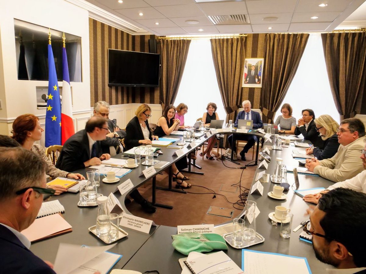 MariePierreV's tweet photo. 🚗 Réformer le permis de conduire, c’est lever un frein qui pèse encore sur la vie de millions de Français.

Dans de nombreux territoires, en particulier ruraux, le permis n’est pas un confort : c’est une condition d’accès à l’emploi, aux études, à la formation, aux soins et à l’autonomie. Quand son coût, ses délais ou sa complexité deviennent des obstacles, c’est aussi l’égalité des chances qui recule.

Ce vendredi, dans le Puy-de-Dôme, je présenterai les orientations et les mesures sur lesquelles nous allons travailler pour transformer l’apprentissage et l’examen du permis de conduire, à la suite du rapport de l’Inspection générale de l’administration.

Notre ambition est claire : rendre le permis plus accessible, plus rapide et plus adapté aux réalités du quotidien, sans jamais transiger sur l’exigence de sécurité routière.

Avant ce déplacement, j’ai réuni les organisations professionnelles et syndicales concernées. Malgré des sensibilités parfois différentes, nous partageons une même conviction : le permis de conduire doit redevenir un véritable levier d’émancipation, de mobilité et d’inclusion pour tous les Français.