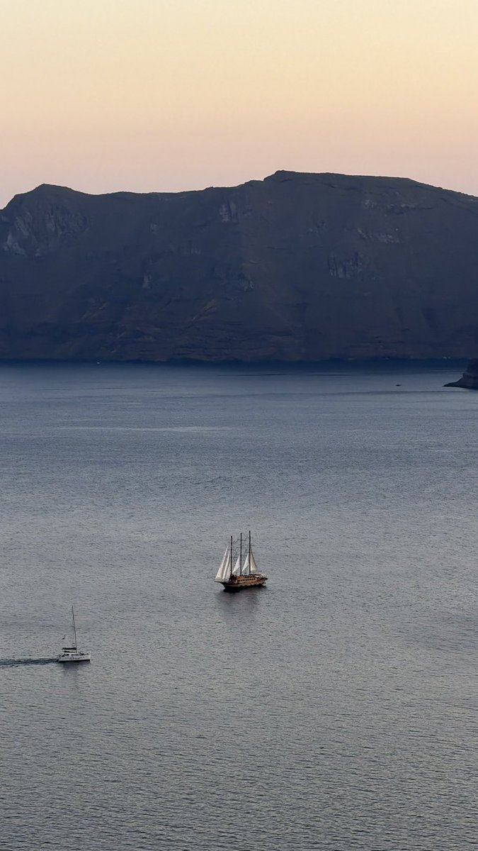 MaruBercon's tweet photo. Les regalo este atardecer desde Santorini porfa 🥰🥹 https://t.co/oZocGmUtkL