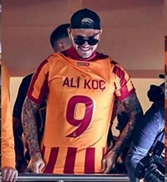 HaciGs01's tweet photo. Türk futbol tarihinin en büyük billur geçişidir 😂 https://t.co/qWH3854vMl