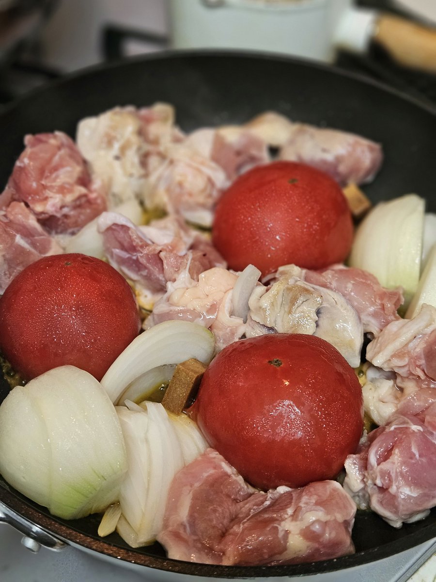karin__clover's tweet photo. 鶏の無水トマト煮込み♪
完熟トマトをいただいたので作ってみました\🍅/
味が濃くてめちゃうまっ！

 #おうちごはん https://t.co/eaLoSQ2oNH