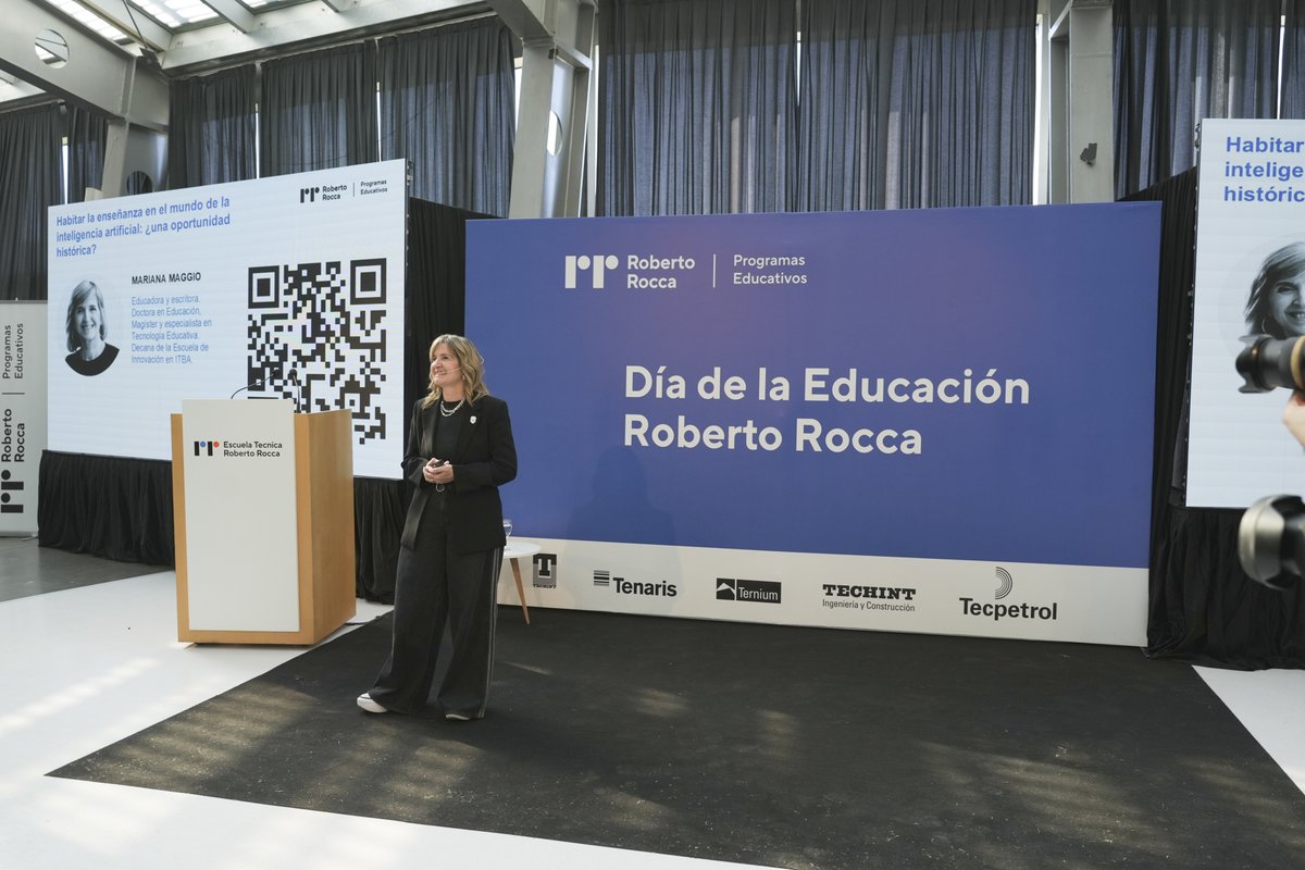 GrupoTechint's tweet photo. El panel de cierre estuvo a cargo de Mariana Maggio (@marianamaggio), Doctora en Educación y Decana de la Escuela de Innovación del @ITBA, quien planteó que la irrupción de la inteligencia artificial generativa no es una amenaza sino una oportunidad histórica para repensar la enseñanza. 

Si la IA ya resuelve gran parte de las tareas tradicionales, el foco tiene que estar en lo que no puede automatizarse: el pensamiento crítico, la interpretación y la construcción de conocimiento original.

"No podemos seguir pensando una escuela que consiste en aprenderse el mundo de memoria."

El rol de la escuela no es solo adaptarse al cambio: es formar a los estudiantes para reinventar el mundo desde la empatía, la esperanza y el compromiso con la comunidad.

#DíaDeLaEducaciónRobertoRocca