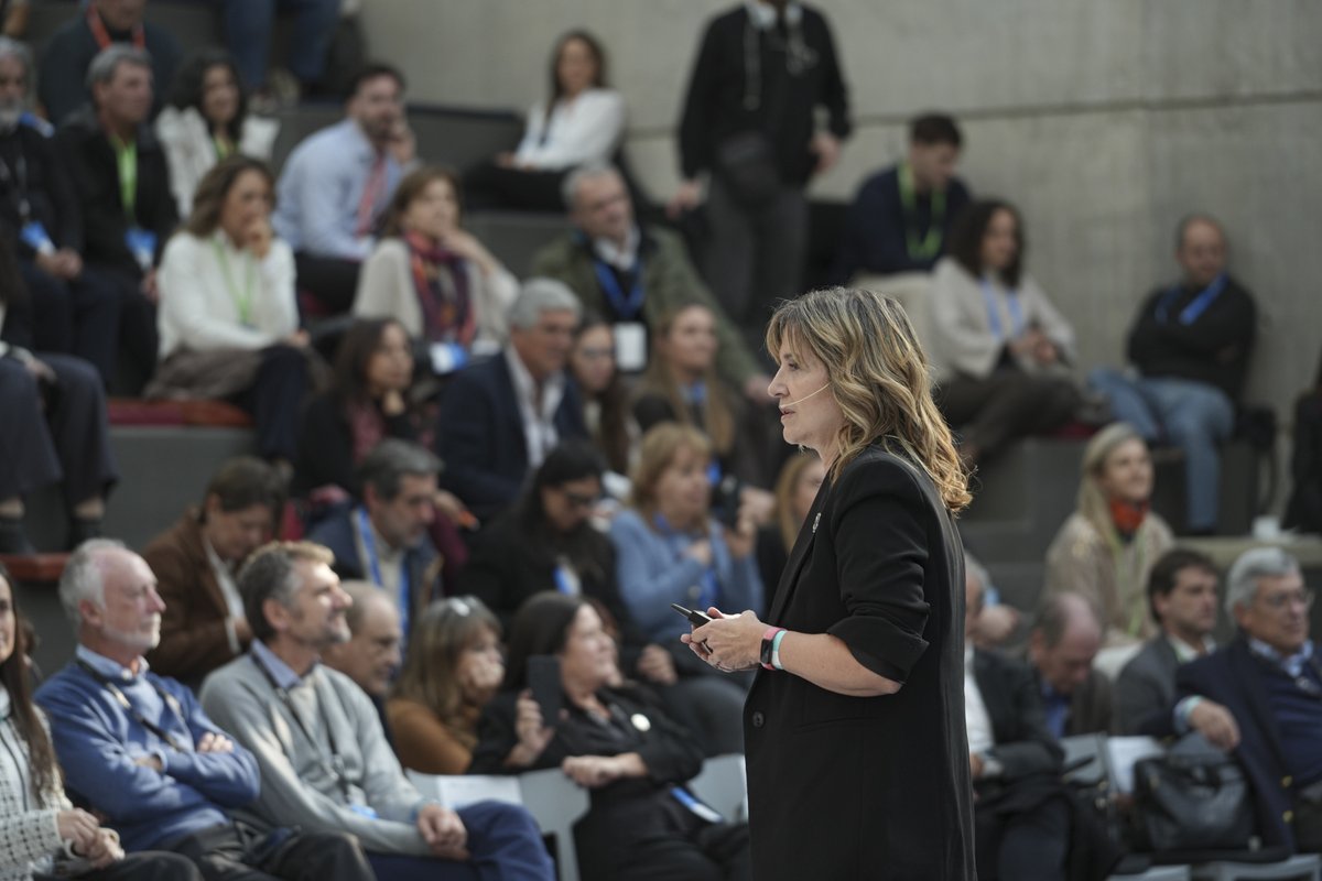 GrupoTechint's tweet photo. El panel de cierre estuvo a cargo de Mariana Maggio (@marianamaggio), Doctora en Educación y Decana de la Escuela de Innovación del @ITBA, quien planteó que la irrupción de la inteligencia artificial generativa no es una amenaza sino una oportunidad histórica para repensar la enseñanza. 

Si la IA ya resuelve gran parte de las tareas tradicionales, el foco tiene que estar en lo que no puede automatizarse: el pensamiento crítico, la interpretación y la construcción de conocimiento original.

"No podemos seguir pensando una escuela que consiste en aprenderse el mundo de memoria."

El rol de la escuela no es solo adaptarse al cambio: es formar a los estudiantes para reinventar el mundo desde la empatía, la esperanza y el compromiso con la comunidad.

#DíaDeLaEducaciónRobertoRocca