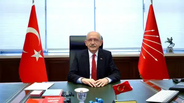 cumhuriyetgzt1's tweet photo. Mahkeme kararıyla CHP’nin Genel Başkanlığı’na getirilen Kemal Kılıçdaroğlu'dan ‘ihraç’ kararları sonrası ilk paylaşım: 

“Biz, koltuk sevdasıyla sermayeye ve sömürüye dayalı küresel odakların projelerine eş başkanlık yapanlardan değiliz; biz, bu toprakların ve bu milletin özüyüz”

https://t.co/DFgm9Tv4Y2
